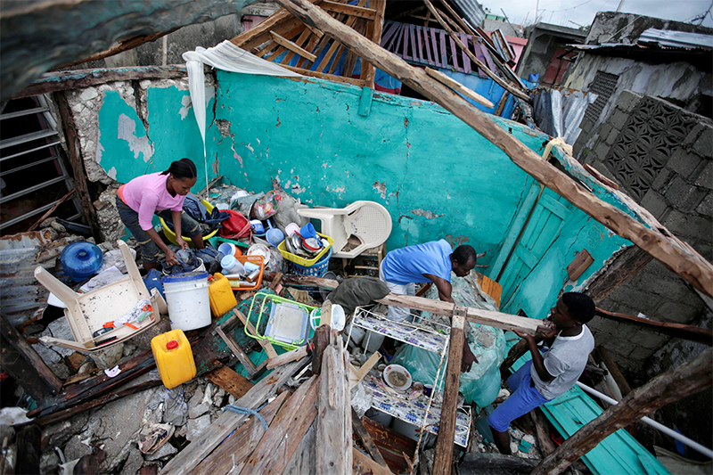 Жители Ле-Ке (Гаити) устраняют последствия урагана в&nbsp;своем доме

