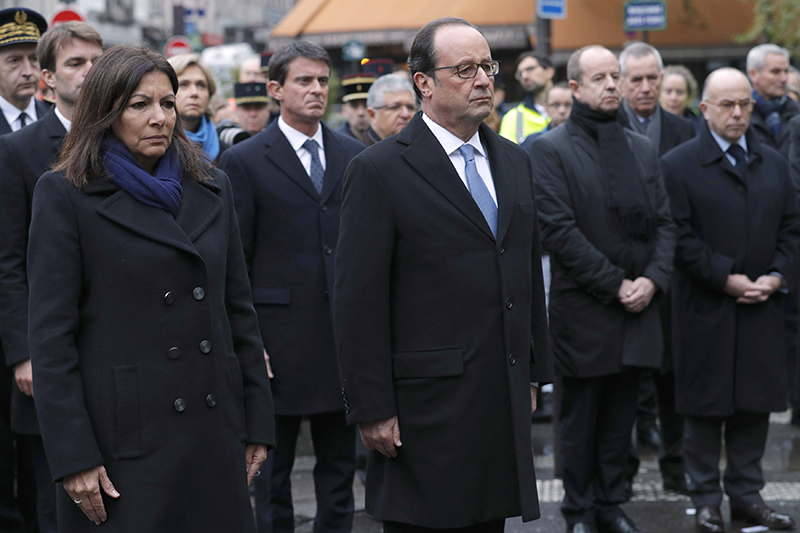 Президент Франции Франсуа Олланд и&nbsp;мэр Парижа Анн Идальго во&nbsp;время траурного мероприятия рядом&nbsp;с&nbsp;кафе, где&nbsp;террористы открыли стрельбу по&nbsp;посетителям ​

