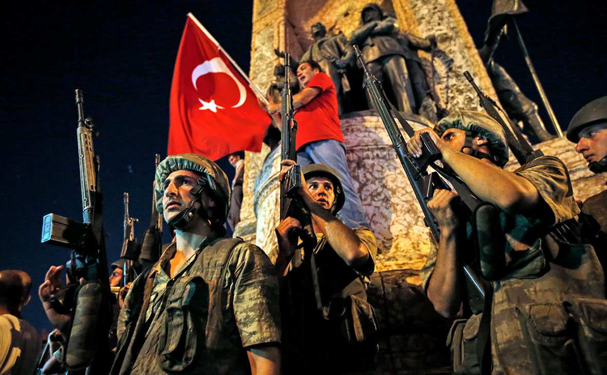 Турецкий солдат на площади Таксим в центральной части Стамбула. 16 июля 2016 года
&nbsp;