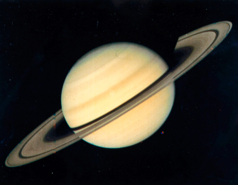 В ноябре 1980 года &laquo;Вояджер-1&raquo; также максимально сблизился с Сатурном и пролетел мимо него на высоте 124 тыс. км.
