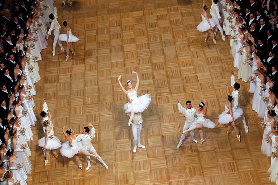 Артисты Венского государственного балета на церемонии открытия бала
