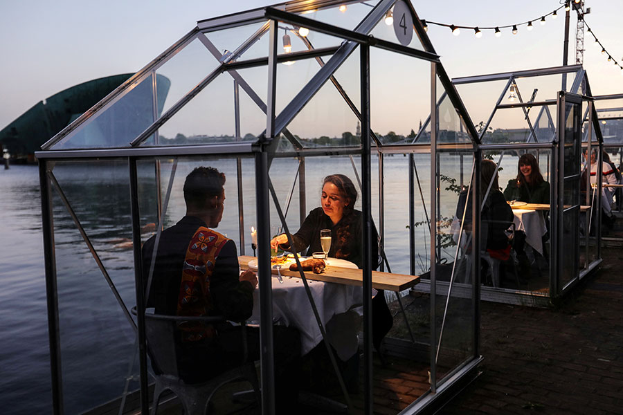 Один из ресторанов Амстердама тестирует индивидуальные &laquo;теплицы&raquo;, которые могут помочь сохранить безопасную дистанцию между клиентами. Заведения общепита в Нидерландах могут открыться 1 июня
