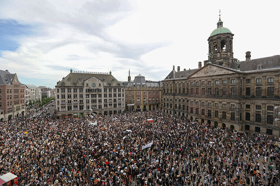 Мирная акция против жестокости полиции 1 июня прошла в Амстердаме