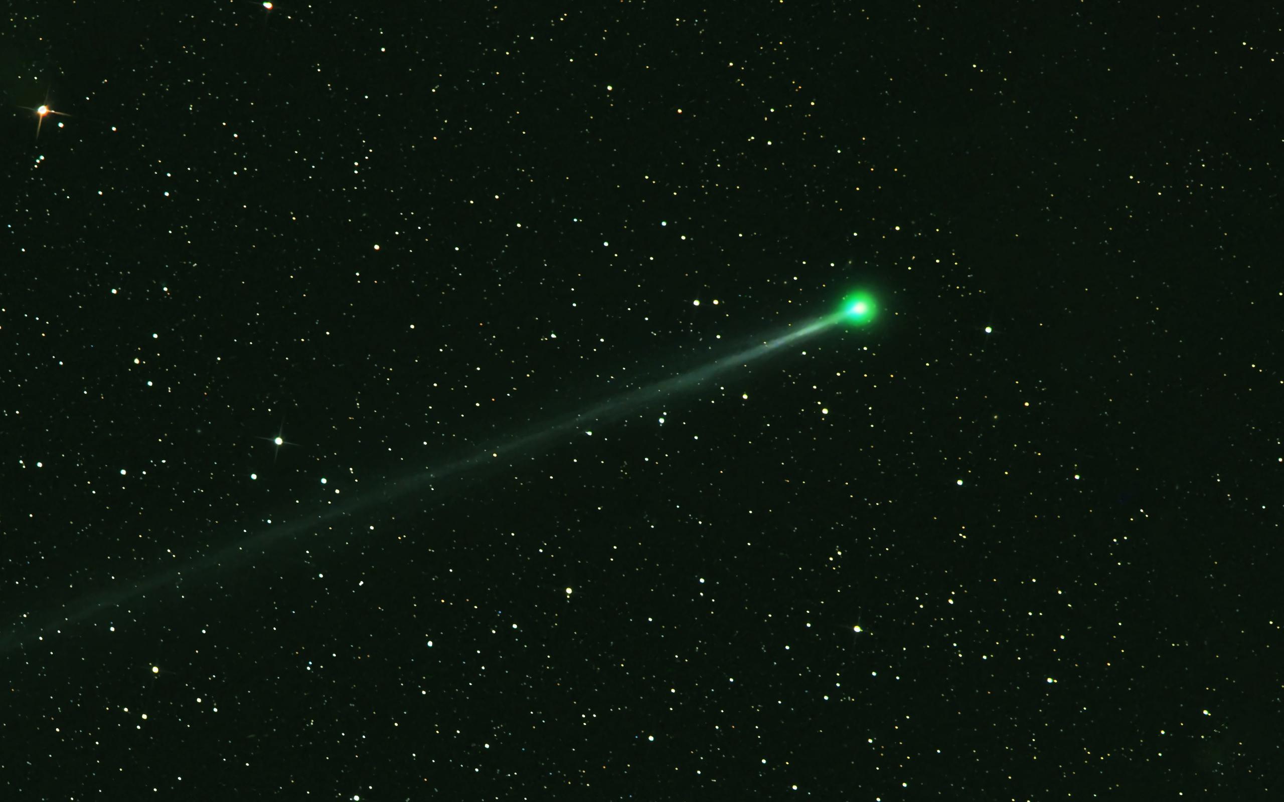 Зеленая комета получила свое название благодаря&nbsp;окружающему ореолу из газа и пыли, светящемуся зеленоватым оттенком.