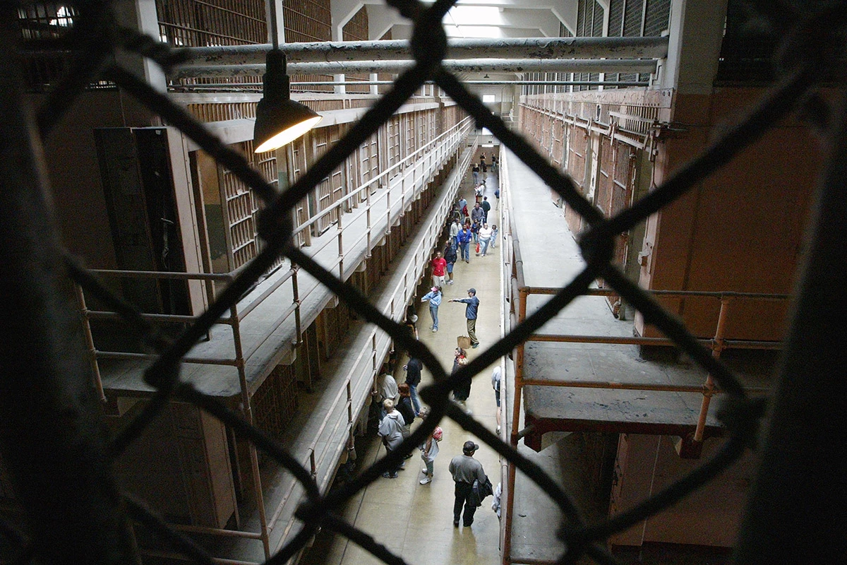 Туристы в тюрьме Алькатрас в наши дни