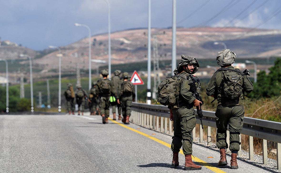 Израильские солдаты идут по дороге недалеко от границы Израиля с Ливаном