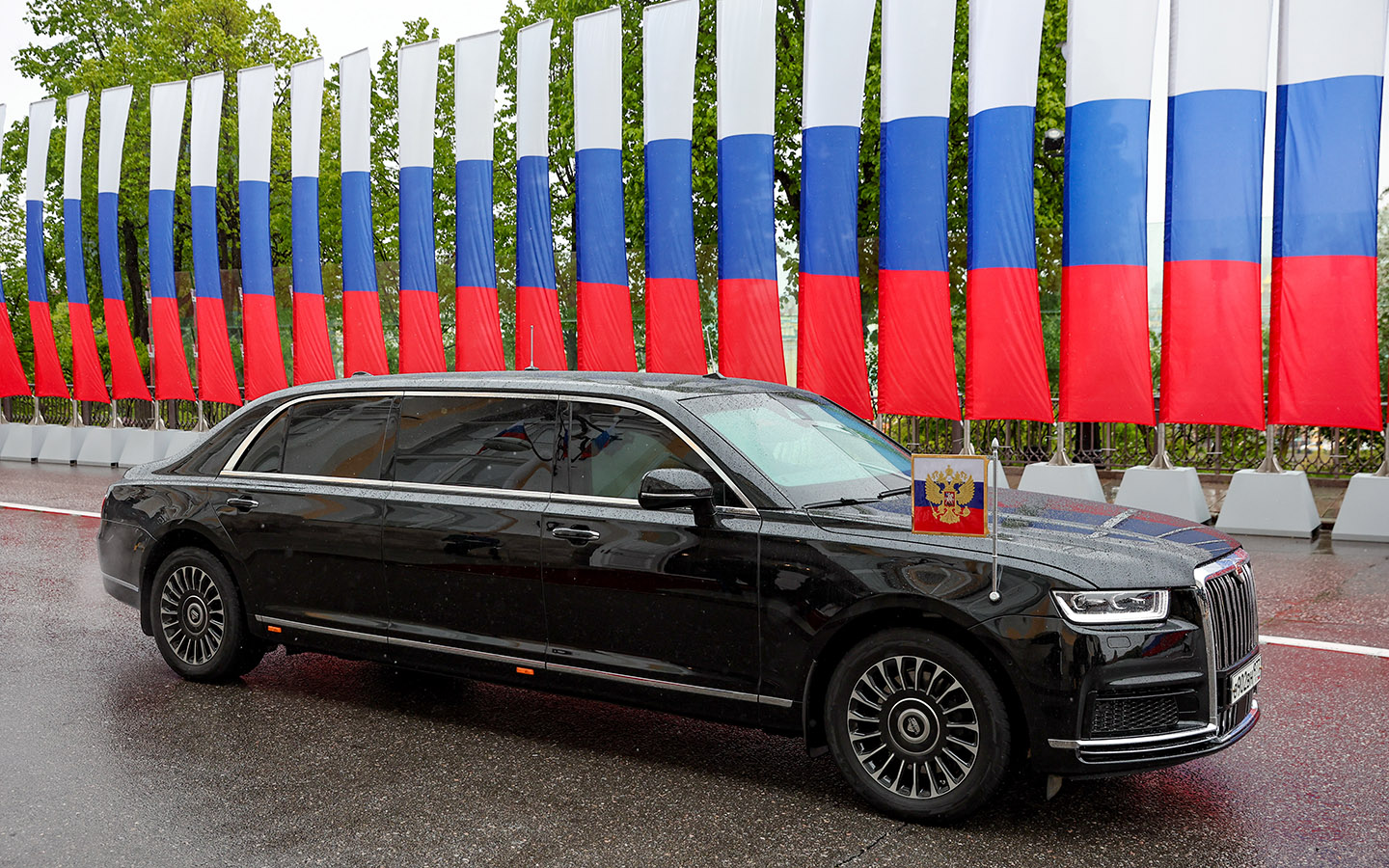Обновленный автомобиль кортежа президента РФ Aurus Senat на церемонии инаугурации в Большом Кремлевском дворце, Москва.&nbsp;7 мая 2024 года