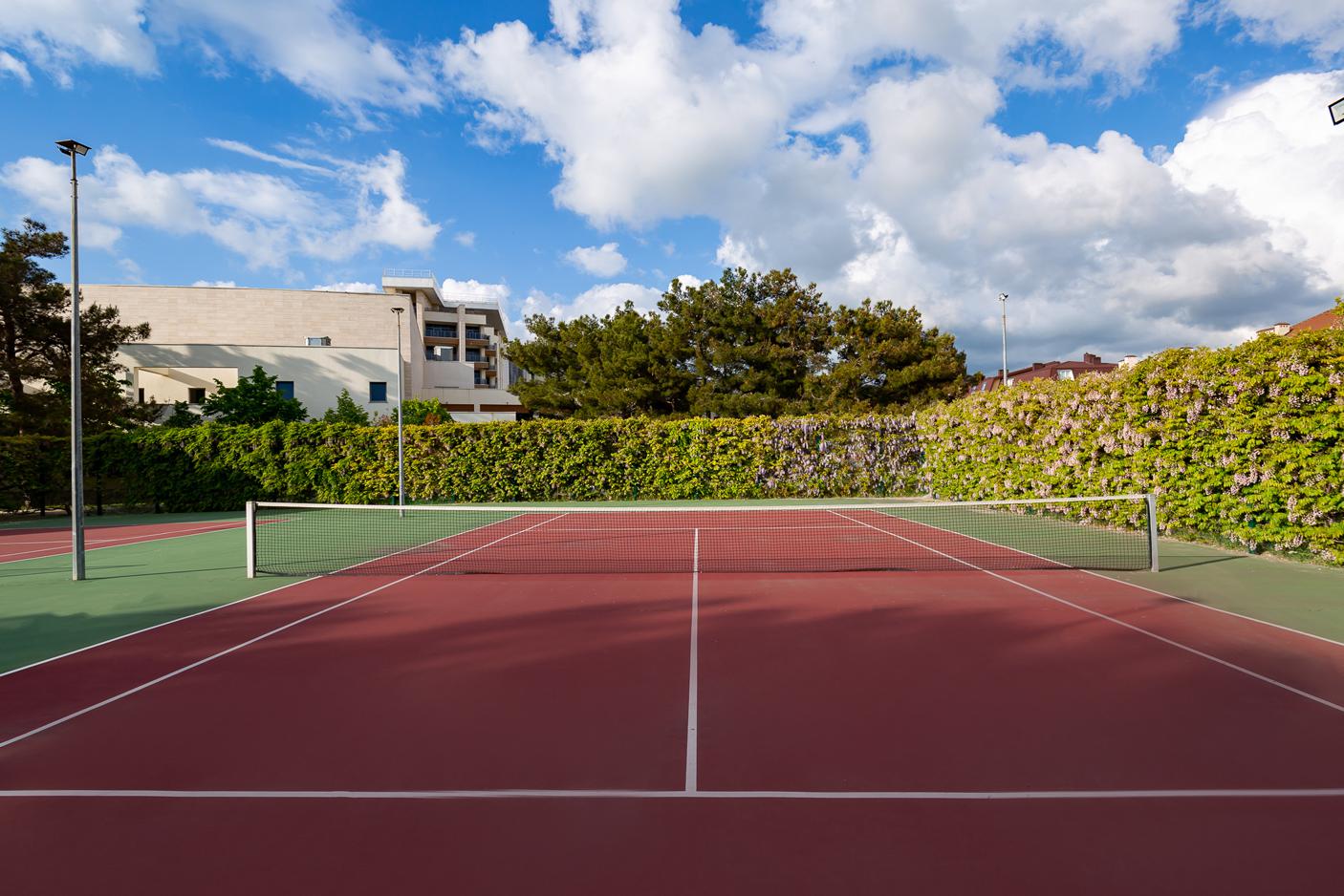 Теннисный корт