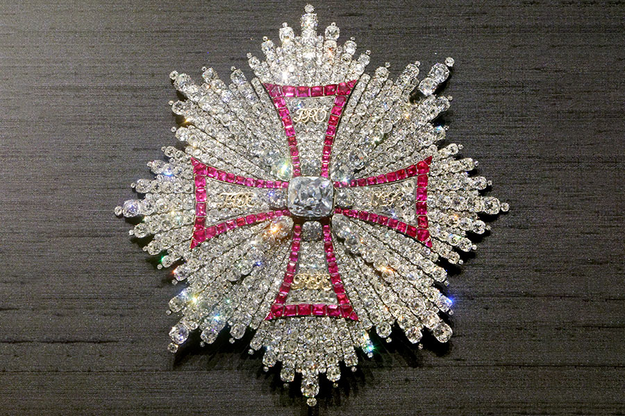 Нагрудная звезда польской премии Белый орел 18-го века&nbsp;среди драгоценностей, найденных после ограбления в 2019 году, музей &laquo;Зеленое хранилище&raquo;, 2024 год