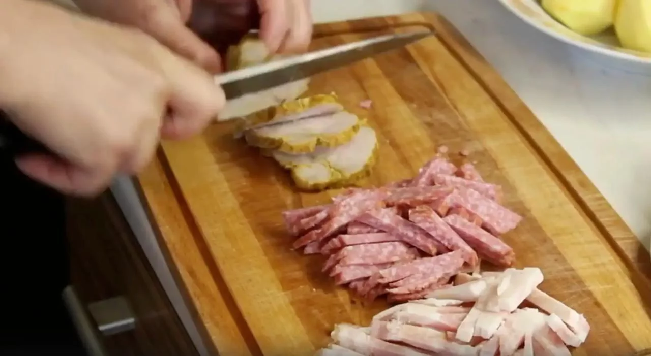 Нарежьте колбасу, ветчину и буженину