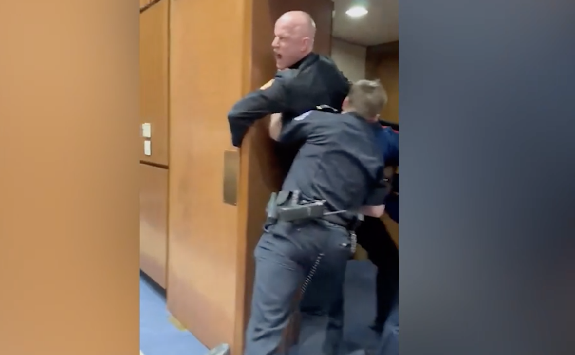 Thrilla the Gorilla / Х