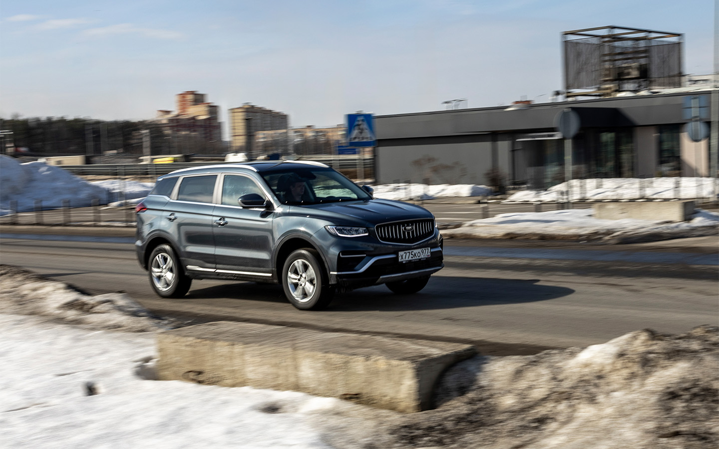 Belgee X70 неплох на ровном асфальте. На ухабистой дороге подвеска отрабатывает чрезмерно жестко, а стыки на мостах порой сбивают машину с курса &mdash; руль лучше держать крепко