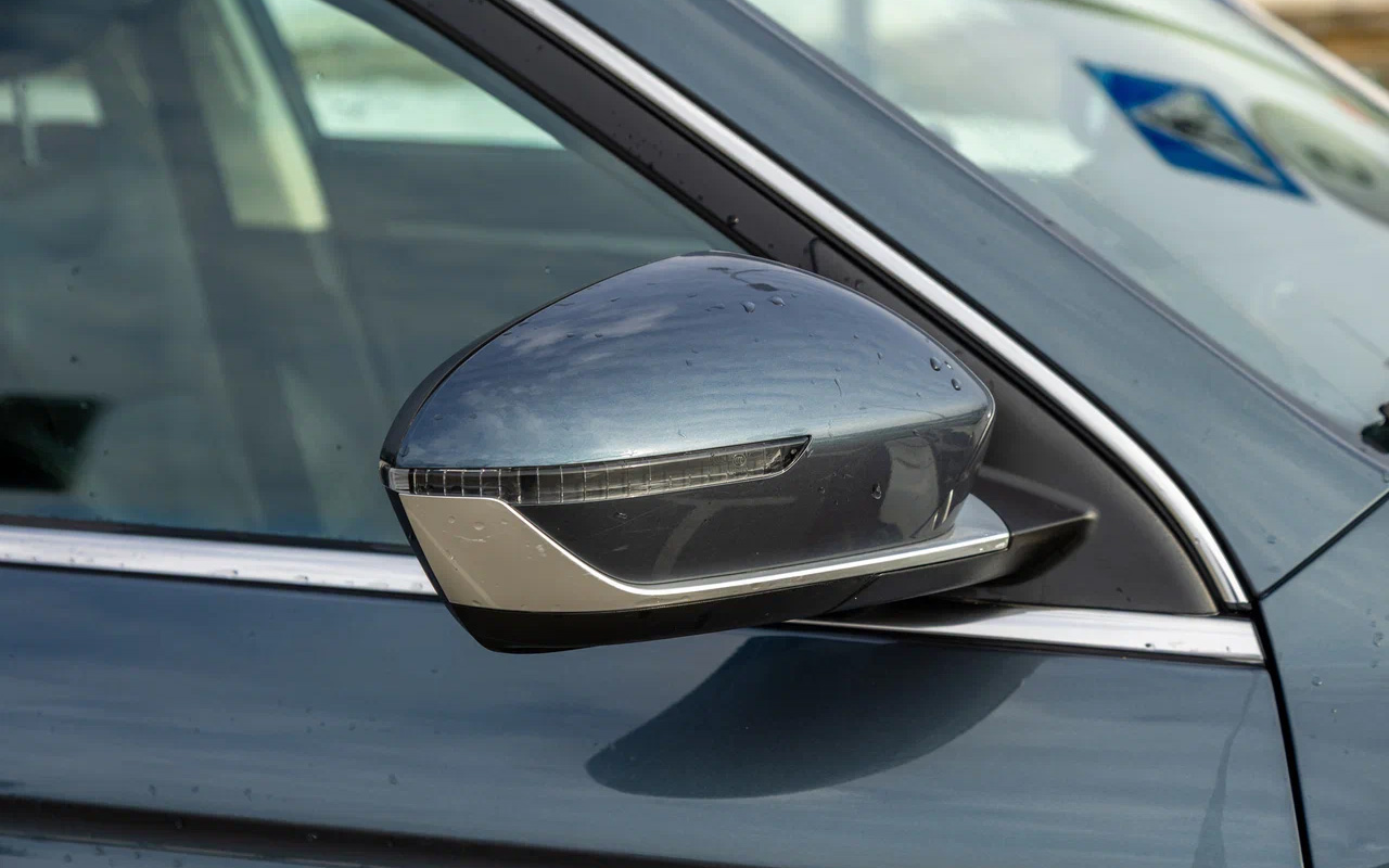 Электропривод складывания наружных зеркал заднего вида на обновленном Belgee X70 есть только в старшей комплектации Prestige