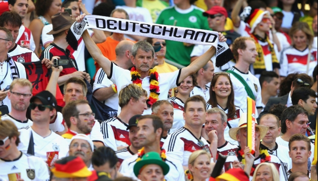 Немецкие фанаты поддерживют свою команду во время матча в Группе G Германия - Португалия. 