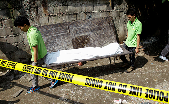Один из подозреваемых наркодельцов, убитый в ходе полицейской операции в Маниле, июль 2016 года




