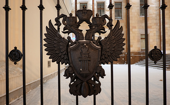 Герб на ограде здания Генеральной прокуратуры России


