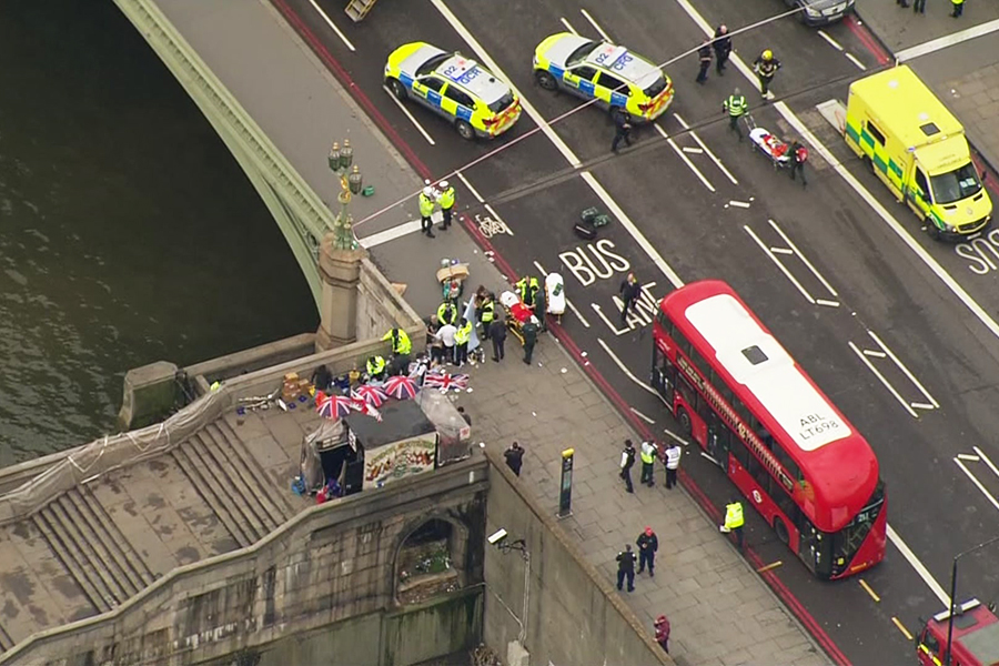 Спасатели на&nbsp;Вестминстерском мосту недалеко&nbsp;от&nbsp;британского парламента


