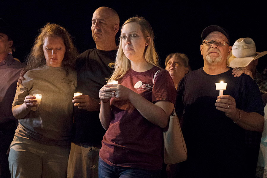 Более 20 человек погибли при стрельбе в церкви в Техасе