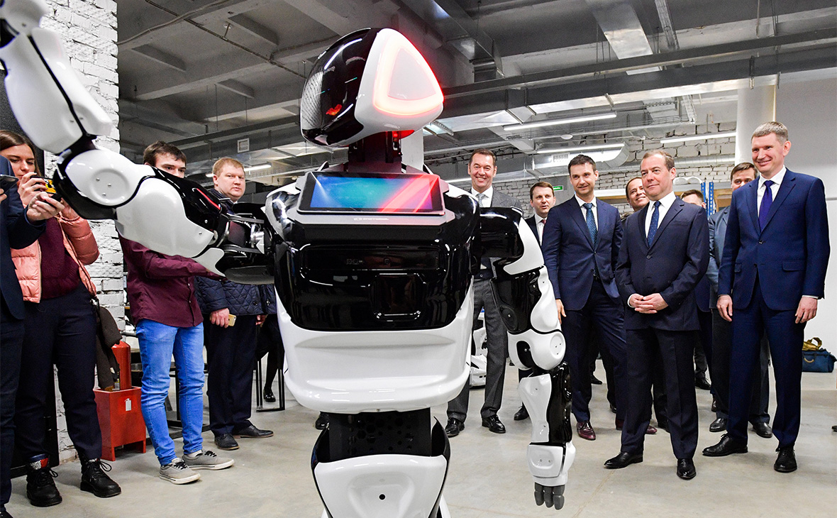 Дмитрий Медведев во время посещения технопарка Morion Digital
