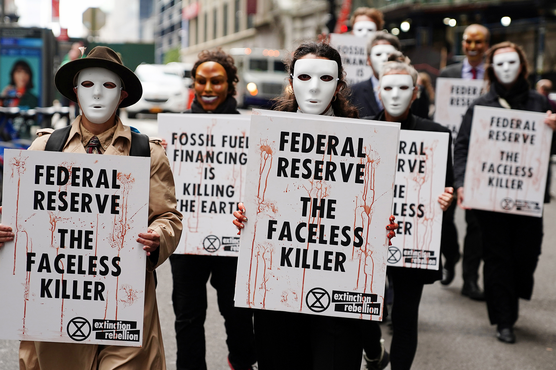 29 октября, Нью-Йорк (США), акция протеста на Манхэттене против политики ФРС. Надписи на плакатах: &laquo;ФРС&nbsp;&mdash; безликий убийца&raquo; и &laquo;Финансировать добычу ископаемого топлива&nbsp;&mdash; это убивать Землю&raquo;