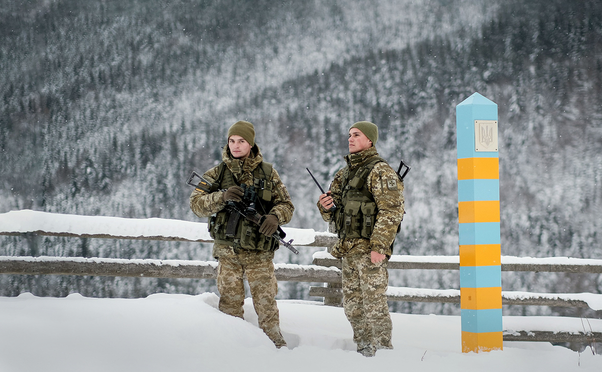 Минобороны Украины не увидело на границе ударных группировок России"/>













