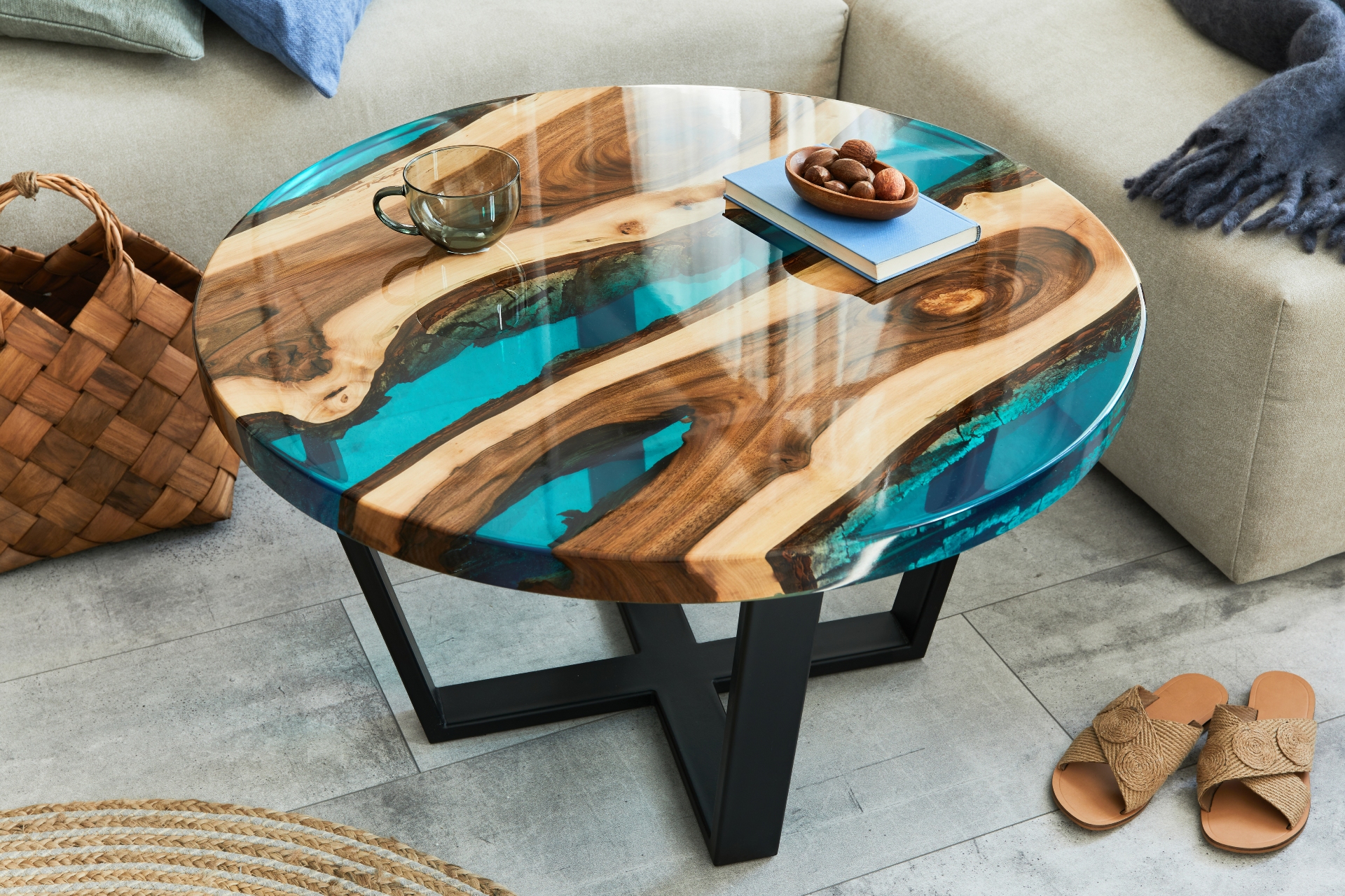 Небольшой аккуратный стол-реку идеально круглой формы стоит использовать как прикроватную тумбу или подставку под освещение в гостиной