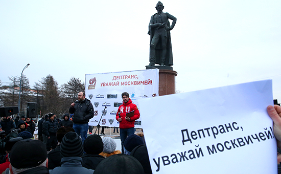 Координатор движения "Общество синих ведерок" Петр Шкуматов (слева на дальнем плане) выступает на митинге автомобилистов