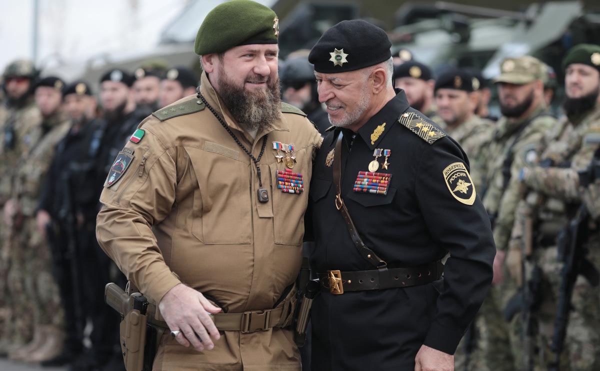 Глава Чечни Рамзан Кадыров и министр внутренних дел Чеченской Республики Руслан Алханов (слева направо)