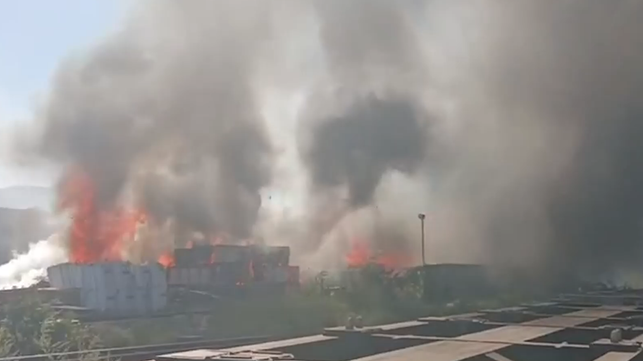 Кадры пожара в морском порту в Новороссийске