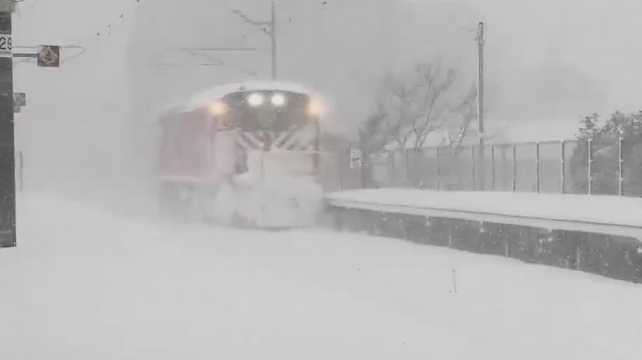 Как выглядит заваливший Сахалин снегом циклон в Японии