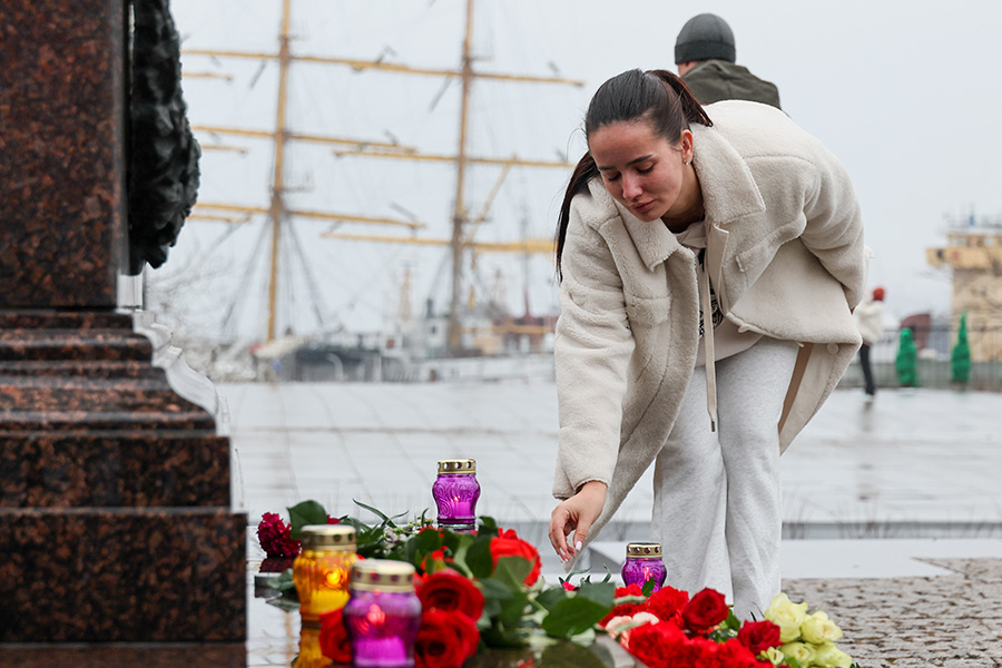 С цветами и свечами приходят к стеле &laquo;Владивосток&nbsp;&mdash; город воинской славы&raquo; и жители Владивостока