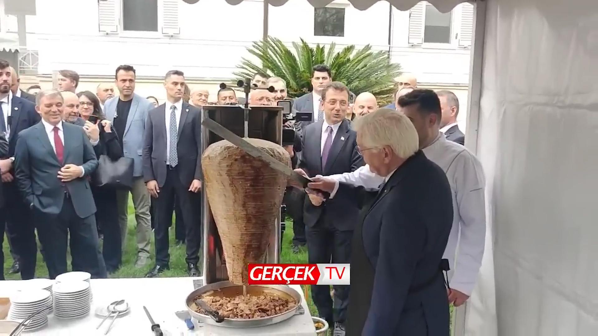 Президент Германии раздал в Стамбуле 60 кг шаурмы. Видео