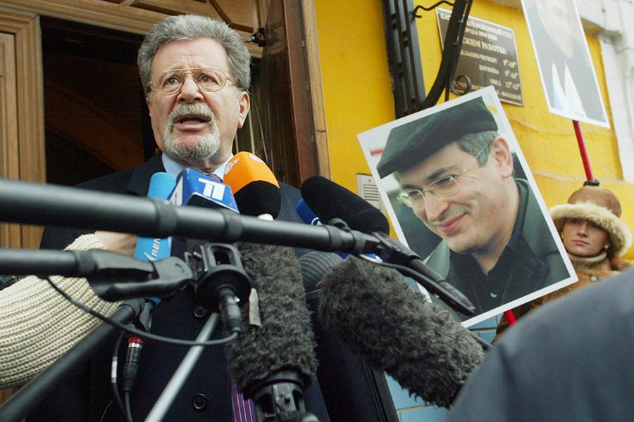 Генрих Падва отвечает на вопросы журналистов у здания Басманного суда столицы. Здесь началось судебное слушание по ходатайству Генпрокуратуры России о продлении Михаилу Ходорковскому (включён Минюстом в реестр иноагентов) срока содержания под стражей, Москва, 22 декабря 2003 года