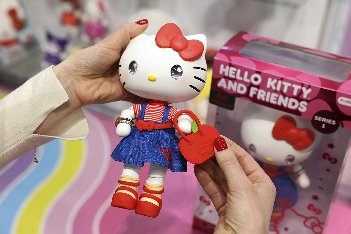 Несколько деталей в образе остаются неизменными: черные глазки-пуговки, желтый нос-кружок, шесть усиков и бантик на правом ухе