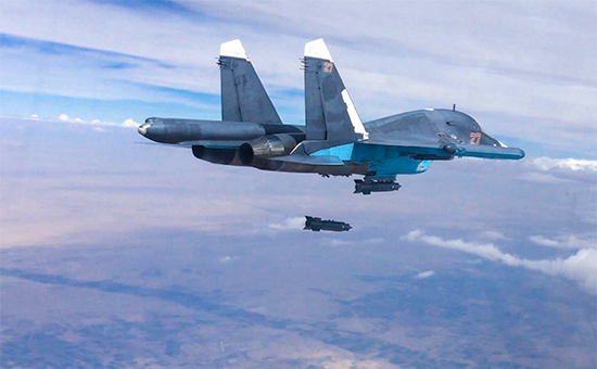 Российский многофункциональный истребитель-бомбардировщик Су-34 во время нанесения авиационного удара в провинции Ракка. 9 октября 2015 года