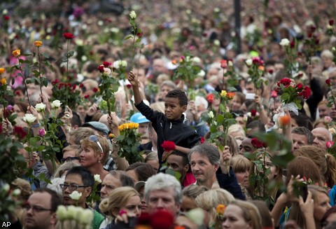 В Осло 150 тыс. человек вышли на "шествие роз" 