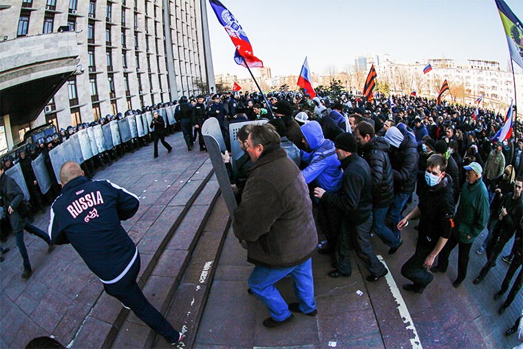 ДонецкС криками «Крым - Донбасс - Россия!» протестующие взяли штурмом здание областной администрации.