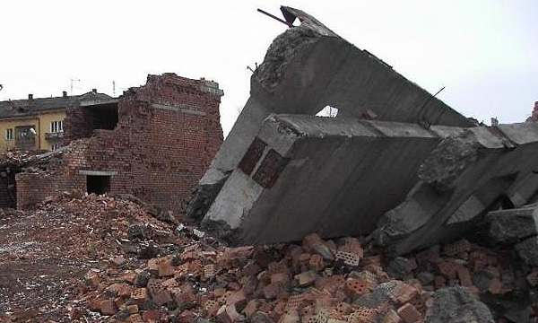 В Казахстане грузовик врезался в дом, полностью разрушив его