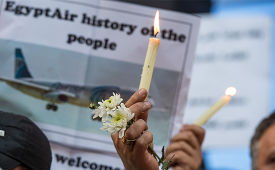 Акция памяти погибших при крушении самолета EgyptAir в Каире. 24 мая 2016 года


