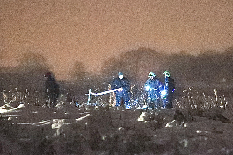 К 18:50 мск МЧС удалось обнаружить тела двух погибших и обломки фюзеляжа.