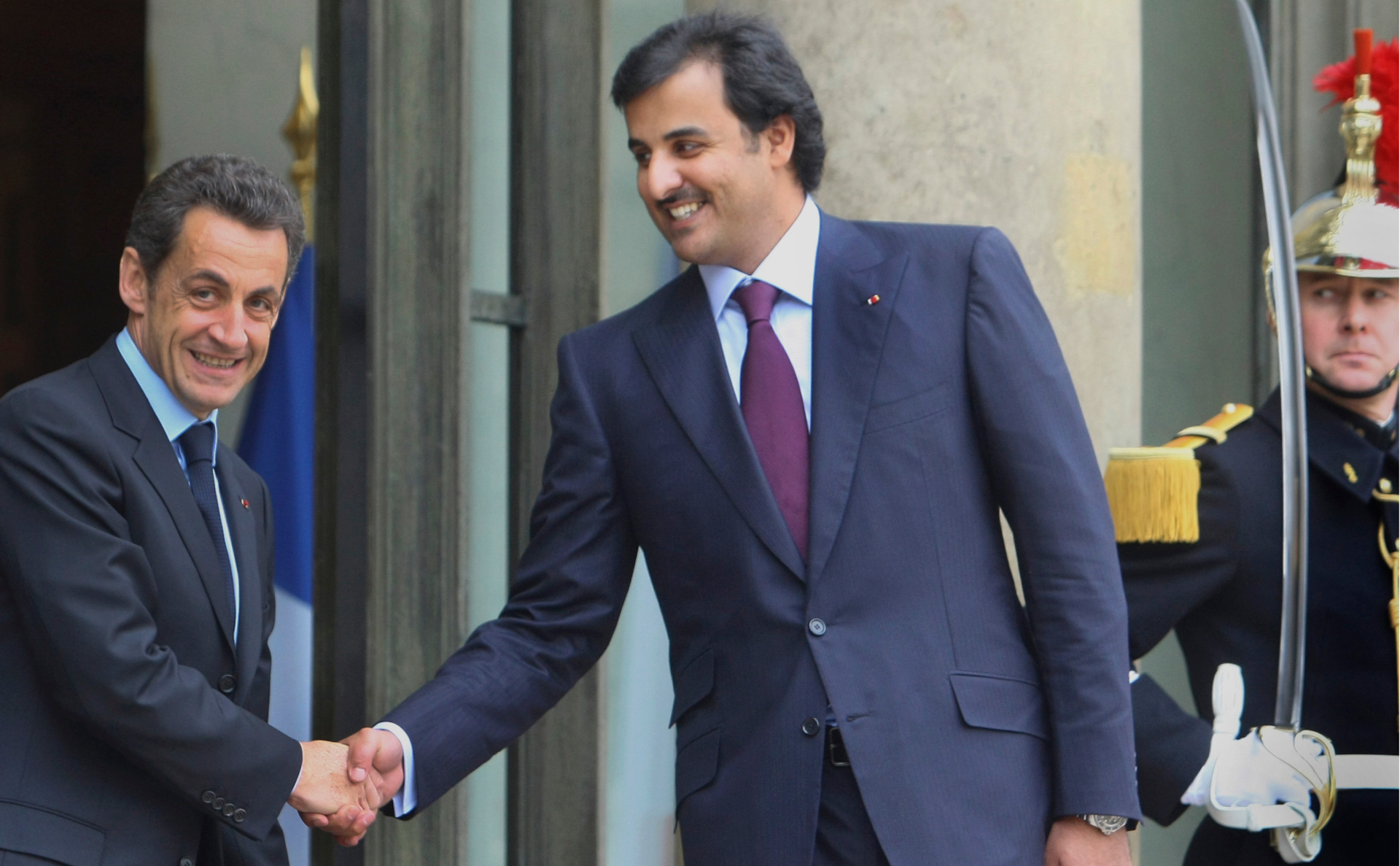 Николя Саркози (слева) и Тамим бин Хамад Аль Тани (в центре). 2010 год
