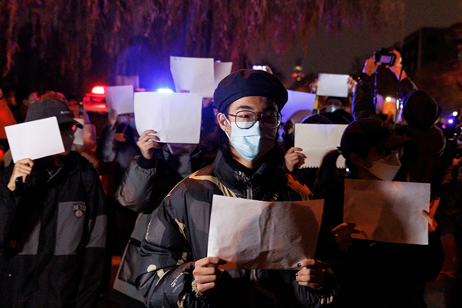 На фото: Пекин, Китай, 27 ноября

Главным символом протестов в Китае стали чистые листы бумаги, которые держали в руках многие митингующие. &laquo;Белый лист представляет собой все, что мы хотим, но не можем сказать&raquo;,&nbsp;&mdash; поделился 26-летний участник митинга на реке Лиангма, который представился журналистам как Джонни