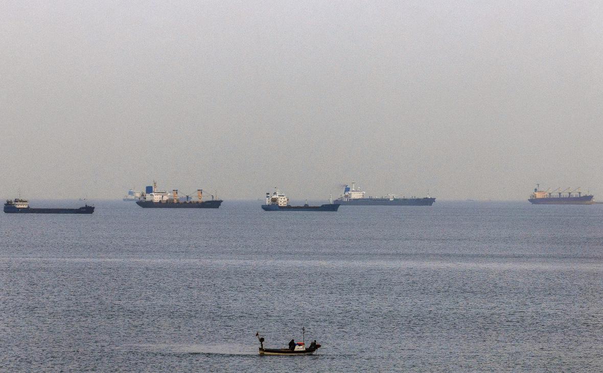Очередь из коммерческих судов, в том числе нефтяных танкеров&nbsp;недалеко от Стамбула, Турция
