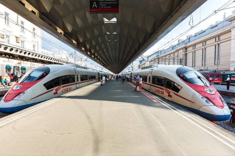 Развитие высокоскоростного движения

С 2006 г.
Поезда &quot;Сапсан&quot; с максимальной скоростью движения в 250 км/ч курсируют между Москвой и Санкт-Петербургом с 2009 г., между Москвой и Нижним Новгородом - с 2010 г. В мае 2006 г. РЖД и Siemens заключили контракт на поставку 8 поездов серии Velaro RUS для развития высокоскоростного движения в России, в декабре 2011 г. компании подписали контракт на поставку еще восьми высокоскоростных электропоездов. Пока с учетом заключенных контрактов было потрачено 1,2 млрд евро, но если будут заключены новые соглашения, сумма увеличится.
