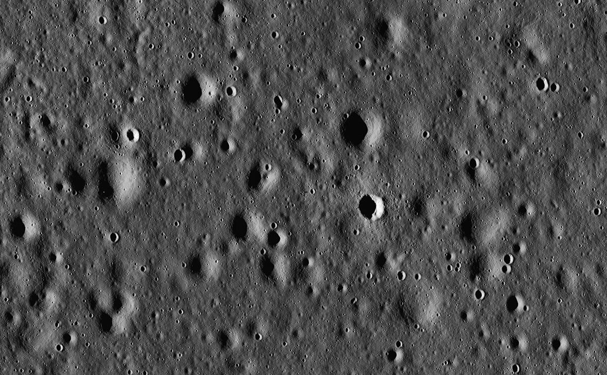 Вид на посадочную площадку Аполлона-11, сделанный лунным разведывательным орбитальным аппаратом, 2009&nbsp;г.