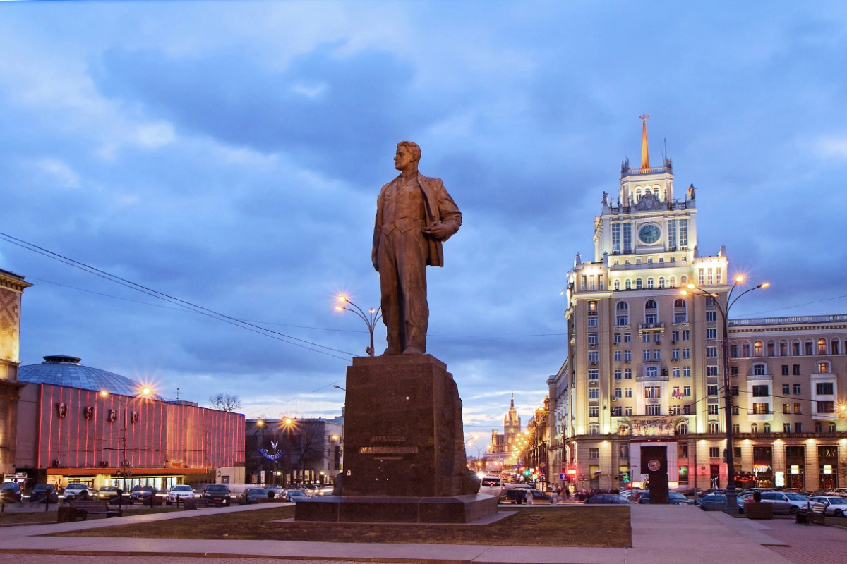 Памятник Маяковскому на Триумфальной площади в Москве