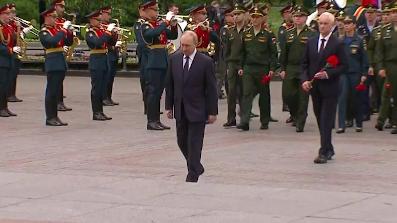 Путин возложил венок к Могиле Неизвестного Солдата. Видео