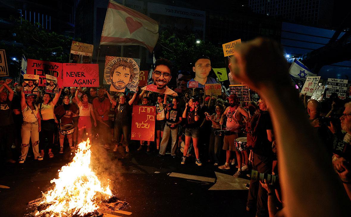 Акция протеста с требованием немедленного освобождения заложников, удерживаемых в Газе после нападения ХАМАСА на Израиль 7 октября 2023 года, и прекращения войны, Тель-Авив, Израиль, 2 августа 2025 года