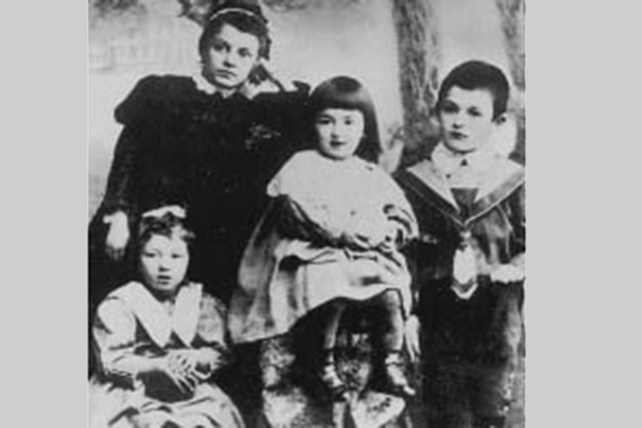 Фаина Раневская (слева) с гувернанткой, сестрой Изабеллой и братом Яковом, 1900 год