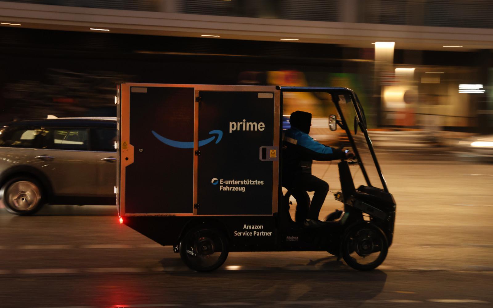 Электрокар доставки Amazon в Берлине, Германия